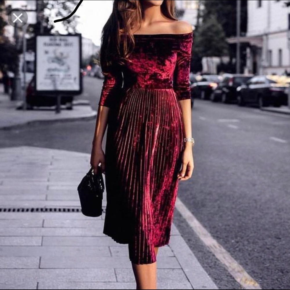 Off shoulders red velvet dress.